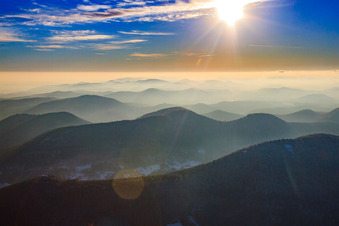 Vue aérienne de Forêt du Palatinat en hiver près de Schneee à Ranschbach dans le département Rhénanie-Palatinat, Allemagne