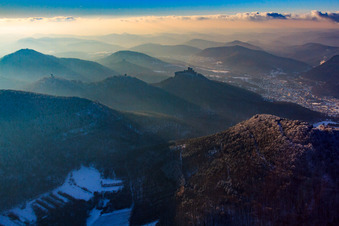 Vue aérienne de Hohenberg et Trifels vus de l'est en hiver avec de la neige à Annweiler am Trifels dans le département Rhénanie-Palatinat, Allemagne