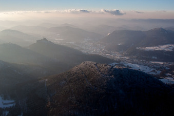Photographie aérienne de Complexe du château de Veste Burg Trifels à Annweiler am Trifels dans le département Rhénanie-Palatinat, Allemagne