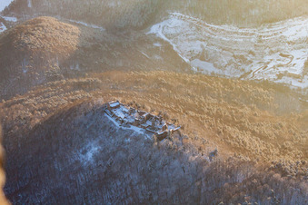 Enregistrement par drone de Ruines du château de Madenburg en hiver sous la neige à Eschbach dans le département Rhénanie-Palatinat, Allemagne