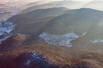 Image drone de Ruines du château de Madenburg en hiver sous la neige à Eschbach dans le département Rhénanie-Palatinat, Allemagne