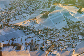 Vue aérienne de Chapelle Saint-Denys en hiver avec la neige du nord à le quartier Gleiszellen in Gleiszellen-Gleishorbach dans le département Rhénanie-Palatinat, Allemagne