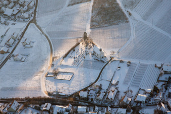 Vue aérienne de Chapelle Saint-Denys sous la neige à le quartier Gleiszellen in Gleiszellen-Gleishorbach dans le département Rhénanie-Palatinat, Allemagne