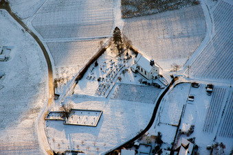 Vue aérienne de Chapelle Saint-Denys enneigée en hiver à le quartier Gleiszellen in Gleiszellen-Gleishorbach dans le département Rhénanie-Palatinat, Allemagne