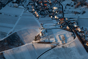 Vue oblique de Chapelle Saint-Denys sous la neige à le quartier Gleiszellen in Gleiszellen-Gleishorbach dans le département Rhénanie-Palatinat, Allemagne
