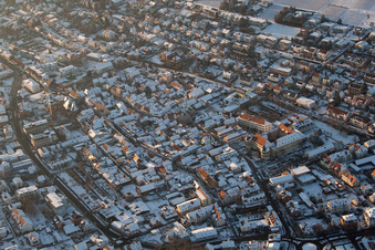 Vue oblique de Vue de la ville enneigée en hiver avec les rues et les maisons des quartiers résidentiels à Bad Bergzabern dans le département Rhénanie-Palatinat, Allemagne