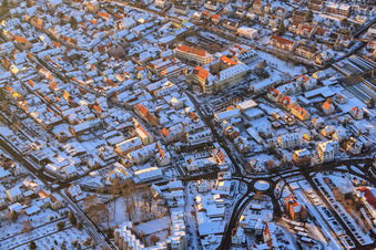Vue aérienne de Château Bad Bergzabern en hiver avec de la neige à Bad Bergzabern dans le département Rhénanie-Palatinat, Allemagne