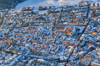 Vue aérienne de Weinstraße et Marktstr à Bad Bergzabern dans le département Rhénanie-Palatinat, Allemagne