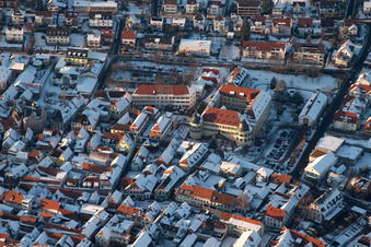 Vue de la ville enneigée en hiver avec les rues et les maisons des quartiers résidentiels à Bad Bergzabern dans le département Rhénanie-Palatinat, Allemagne d'en haut