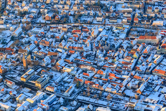 Vue aérienne de Route des vins en hiver sous la neige à Bad Bergzabern dans le département Rhénanie-Palatinat, Allemagne