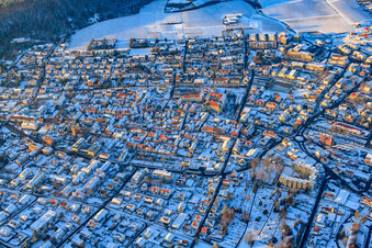 Vue aérienne de B427 Weinstraße en hiver avec de la neige à Bad Bergzabern dans le département Rhénanie-Palatinat, Allemagne