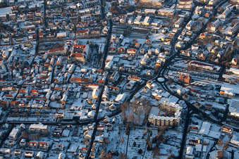 Vue de la ville enneigée en hiver avec les rues et les maisons des quartiers résidentiels à Bad Bergzabern dans le département Rhénanie-Palatinat, Allemagne hors des airs