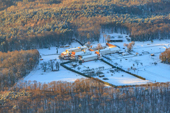 Vue aérienne de Monastère de Liebfrauenberg en hiver sous la neige à Bad Bergzabern dans le département Rhénanie-Palatinat, Allemagne