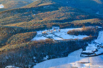 Vue aérienne de Monastère de Liebfrauenberg en hiver sous la neige à Bad Bergzabern dans le département Rhénanie-Palatinat, Allemagne