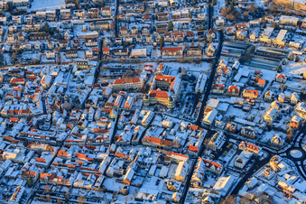 Photographie aérienne de Château Bad Bergzabern en hiver avec de la neige à Bad Bergzabern dans le département Rhénanie-Palatinat, Allemagne
