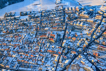 Vue aérienne de Königstraße avec le château Bad Bergzabern en hiver avec de la neige à Bad Bergzabern dans le département Rhénanie-Palatinat, Allemagne