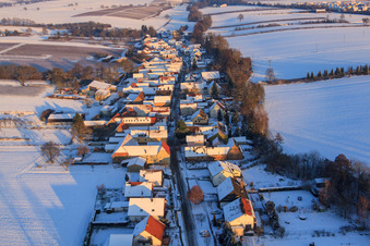 Vue aérienne de Vue du village depuis l'ouest en hiver avec de la neige à Vollmersweiler dans le département Rhénanie-Palatinat, Allemagne