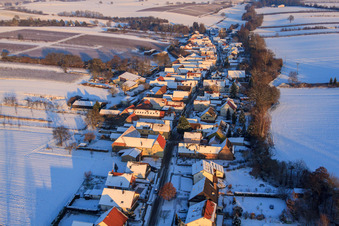 Vue aérienne de Vue du village depuis l'ouest en hiver avec de la neige à Vollmersweiler dans le département Rhénanie-Palatinat, Allemagne