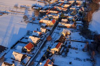 Photographie aérienne de Vue du village depuis l'ouest en hiver avec de la neige à Vollmersweiler dans le département Rhénanie-Palatinat, Allemagne
