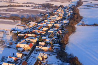 Vue oblique de Vue du village depuis l'ouest en hiver avec de la neige à Vollmersweiler dans le département Rhénanie-Palatinat, Allemagne