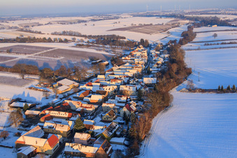 Vue du village depuis l'ouest en hiver avec de la neige à Vollmersweiler dans le département Rhénanie-Palatinat, Allemagne d'en haut