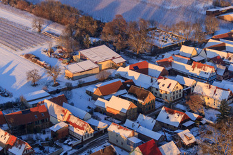 Vue aérienne de Domaine viticole Nagel en hiver sous la neige à Vollmersweiler dans le département Rhénanie-Palatinat, Allemagne
