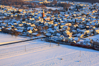 Vue aérienne de Volmersweilerer Straße en hiver avec de la neige à le quartier Schaidt in Wörth am Rhein dans le département Rhénanie-Palatinat, Allemagne
