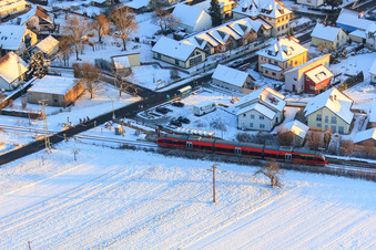 Vue aérienne de Station Schaidt en hiver avec neige à le quartier Schaidt in Wörth am Rhein dans le département Rhénanie-Palatinat, Allemagne