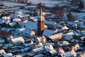 Vue aérienne de Bâtiments d'église enneigés en hiver dans le centre du village à le quartier Schaidt in Wörth am Rhein dans le département Rhénanie-Palatinat, Allemagne