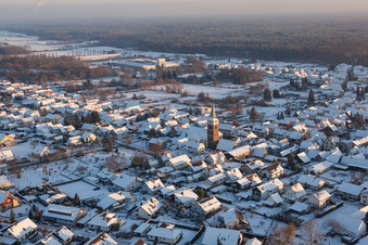 Vue aérienne de Bâtiments d'église enneigés en hiver dans le centre du village à le quartier Schaidt in Wörth am Rhein dans le département Rhénanie-Palatinat, Allemagne
