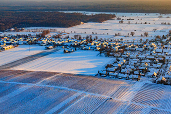 Vue aérienne de Raiffeisenstraße en hiver avec de la neige à Freckenfeld dans le département Rhénanie-Palatinat, Allemagne