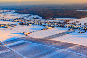 Vue aérienne de Gräfenberghalle en hiver avec de la neige du nord-ouest à Freckenfeld dans le département Rhénanie-Palatinat, Allemagne