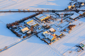 Vue aérienne de Karlshöhlchen en hiver avec de la neige à Freckenfeld dans le département Rhénanie-Palatinat, Allemagne