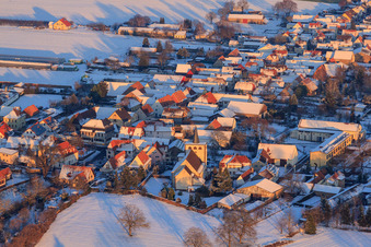 Vue aérienne de Église catholique en hiver avec de la neige à Minfeld dans le département Rhénanie-Palatinat, Allemagne