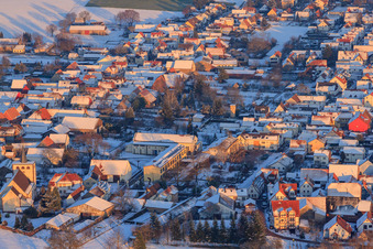 Vue aérienne de École primaire et Mundohalle en hiver avec de la neige à Minfeld dans le département Rhénanie-Palatinat, Allemagne