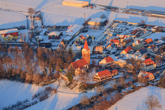 Manifestation. Église en hiver sous la neige à Minfeld dans le département Rhénanie-Palatinat, Allemagne vue d'en haut