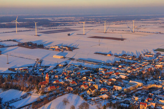 Vue aérienne de Parc éolien de Minfelde en hiver sous la neige à Minfeld dans le département Rhénanie-Palatinat, Allemagne