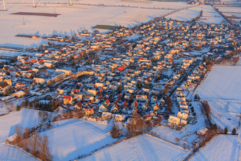 Vue aérienne de Vue d'ensemble du village depuis l'ouest en hiver avec de la neige à Minfeld dans le département Rhénanie-Palatinat, Allemagne