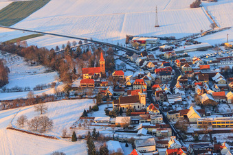 Photographie aérienne de Herrengasse en hiver avec de la neige à Minfeld dans le département Rhénanie-Palatinat, Allemagne