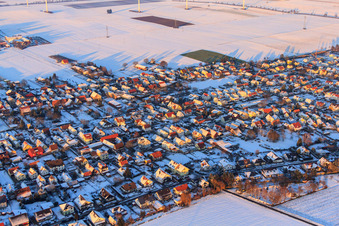 Vue aérienne de Eichstraße en hiver avec de la neige à Minfeld dans le département Rhénanie-Palatinat, Allemagne