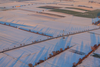 Vue aérienne de B427 en hiver avec de la neige à Minfeld dans le département Rhénanie-Palatinat, Allemagne