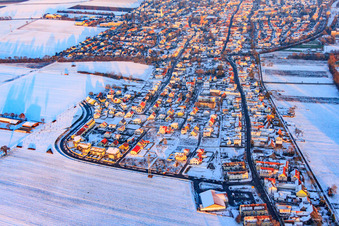Sur le sentier de haute montagne en hiver avec de la neige à Kandel dans le département Rhénanie-Palatinat, Allemagne vue du ciel