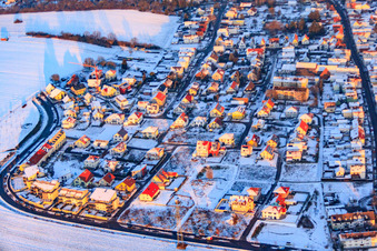 Enregistrement par drone de Sur le sentier de haute montagne en hiver avec de la neige à Kandel dans le département Rhénanie-Palatinat, Allemagne