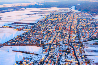 Vue aérienne de Vue d'ensemble de la ville depuis l'ouest en hiver avec de la neige à Kandel dans le département Rhénanie-Palatinat, Allemagne