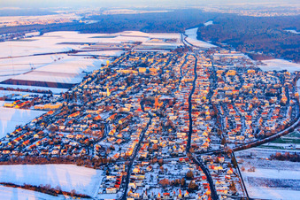 Vue aérienne de Vue d'ensemble de la ville depuis l'ouest en hiver avec de la neige à Kandel dans le département Rhénanie-Palatinat, Allemagne