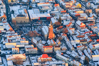 Vue aérienne de École primaire, mairie et église Saint-Georges sur la place du marché en hiver avec de la neige à Kandel dans le département Rhénanie-Palatinat, Allemagne