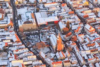Vue aérienne de École primaire, mairie et église Saint-Georges sur la place du marché en hiver avec de la neige à Kandel dans le département Rhénanie-Palatinat, Allemagne