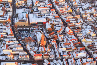 Photographie aérienne de École primaire, mairie et église Saint-Georges sur la place du marché en hiver avec de la neige à Kandel dans le département Rhénanie-Palatinat, Allemagne