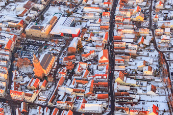 Vue oblique de École primaire, mairie et église Saint-Georges sur la place du marché en hiver avec de la neige à Kandel dans le département Rhénanie-Palatinat, Allemagne