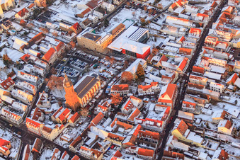 École primaire, mairie et église Saint-Georges sur la place du marché en hiver avec de la neige à Kandel dans le département Rhénanie-Palatinat, Allemagne d'en haut